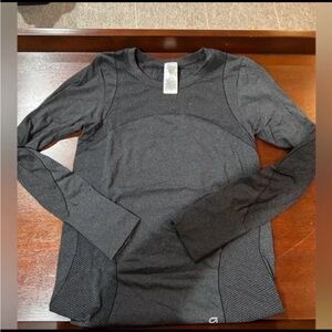 Gap Fit Long Sleeve Motion Gray Workout Top Size Medium